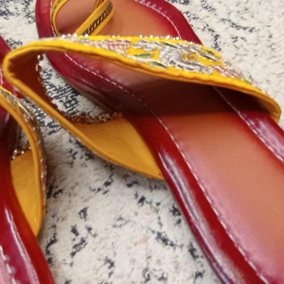 Embroidered Traditional Slippers - Picture 5 of 11